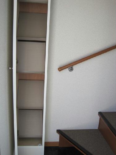 玄関　(左）下駄箱