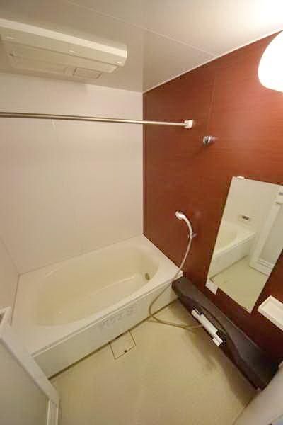 バス・シャワールーム　★窓付きのお風呂です★