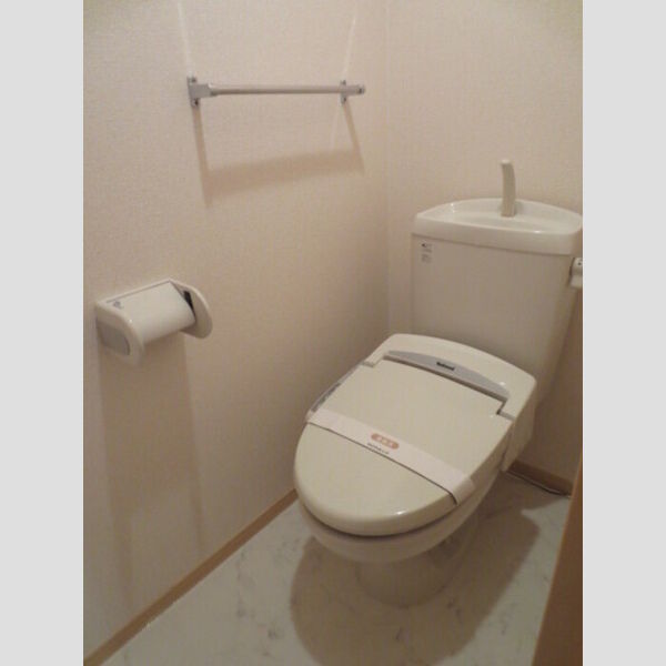 トイレ　温水洗浄便座付です