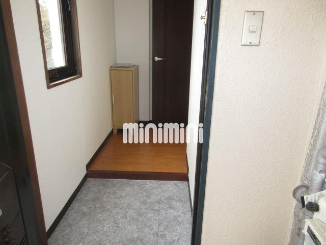 玄関　靴箱、窓のある玄関スペース