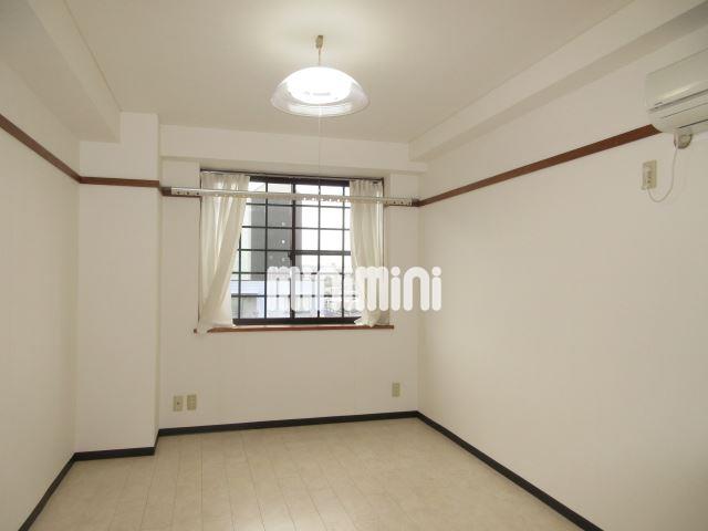 居室・リビング　出窓のある明るい洋室です