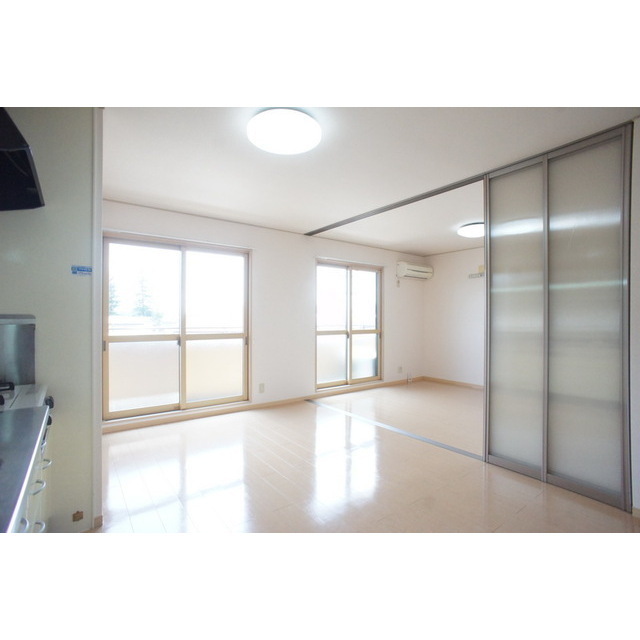 居室・リビング　明るい日差しの室内ですね