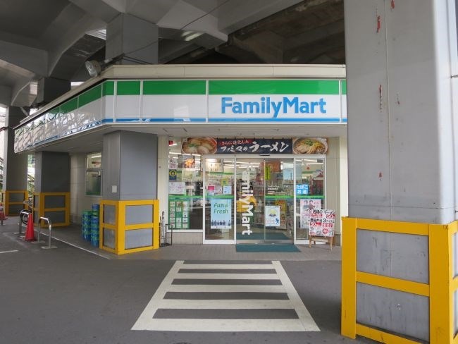 コンビニ　ファミリーマート 新横浜駅西店（コンビニ）まで138m