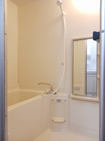 バス・シャワールーム　落ち着いた空間のお風呂です