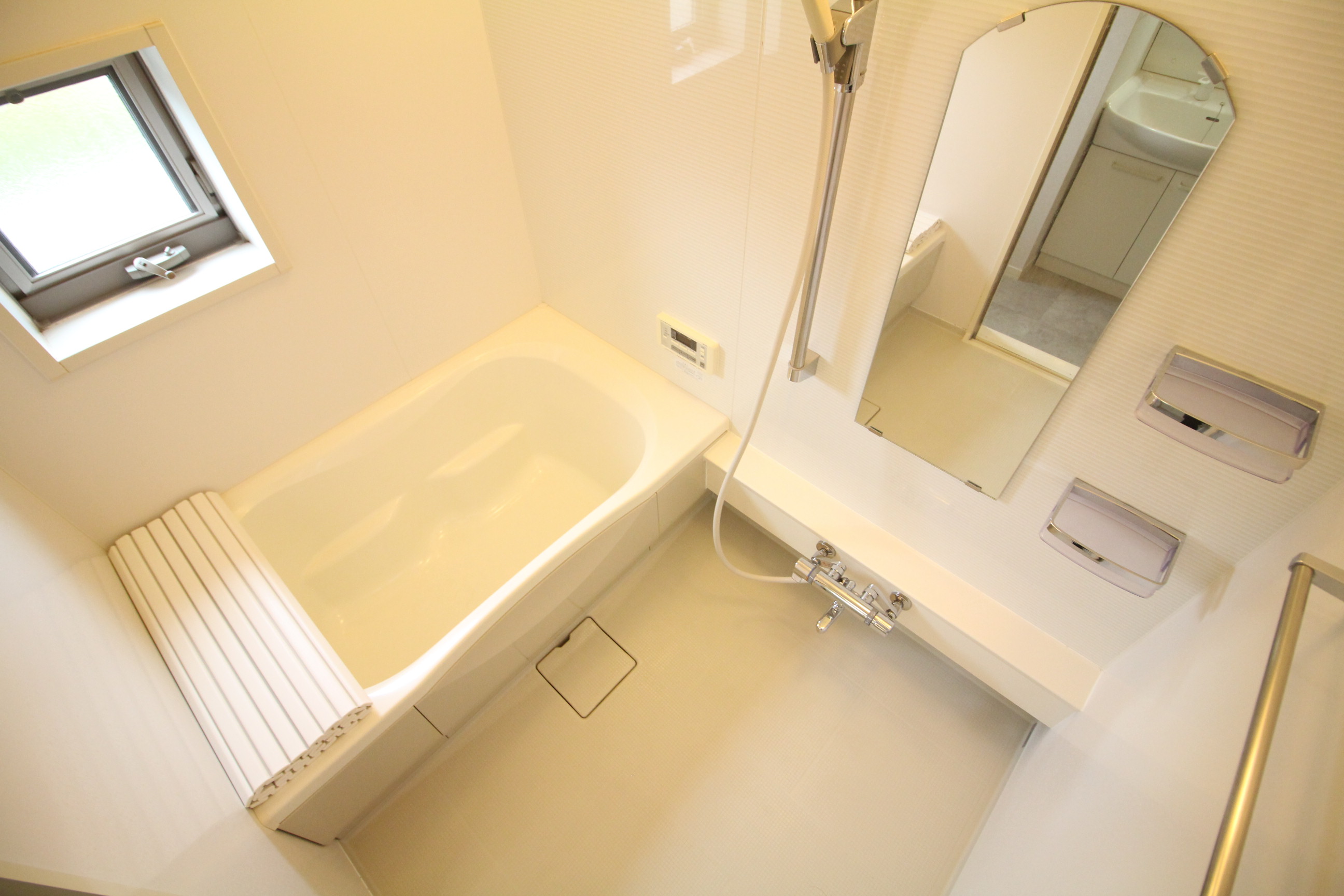 バス・シャワールーム　トレイ付きでバス用品の整頓も◎