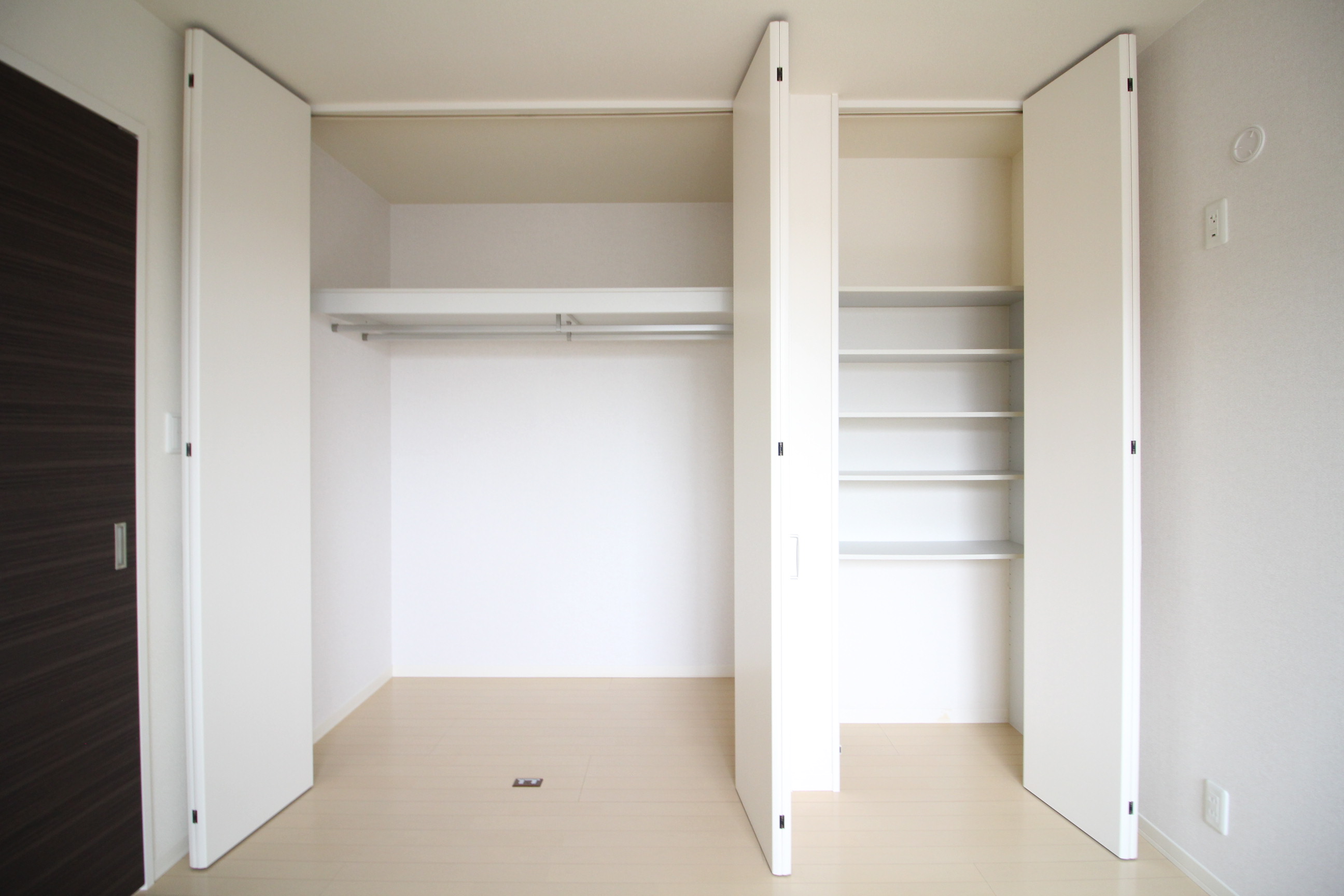 収納　ハンガー収納と棚収納、豊富な収納スペース♪