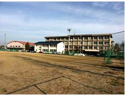 中学校　倉敷市立東陽中学校（中学校）まで502m