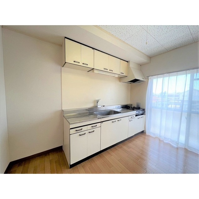 キッチン　日差しで明るいキッチンです。