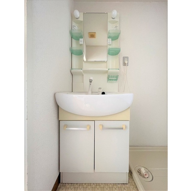 洗面設備　脱衣所内にあります。