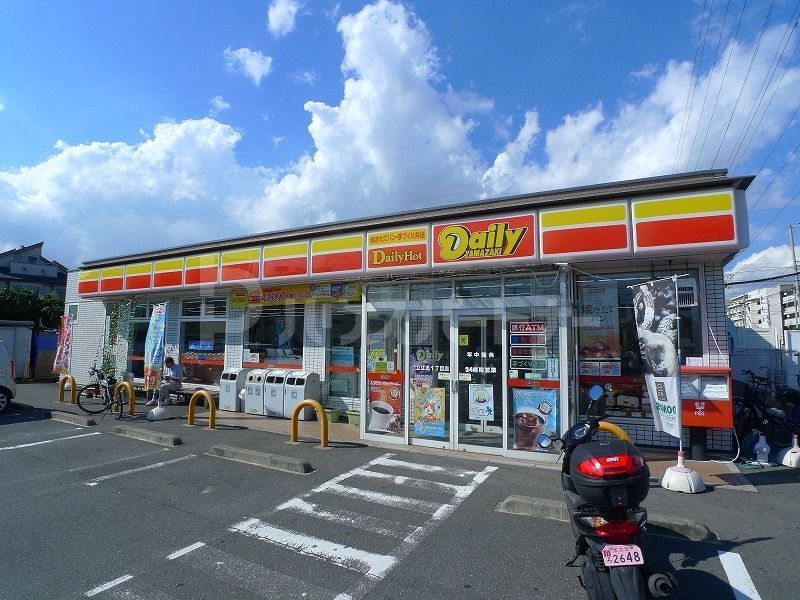 コンビニ　デイリーヤマザキ足立江北1丁目店（コンビニ）まで70m