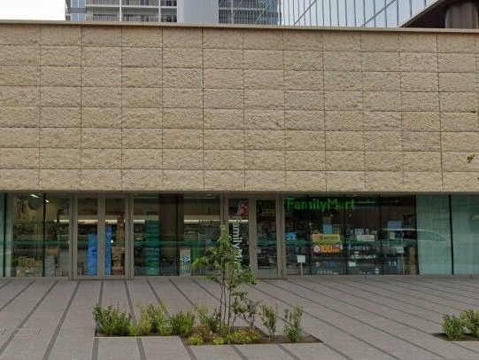 コンビニ　ファミリーマート札幌北6条東2丁目店（コンビニ）まで215m