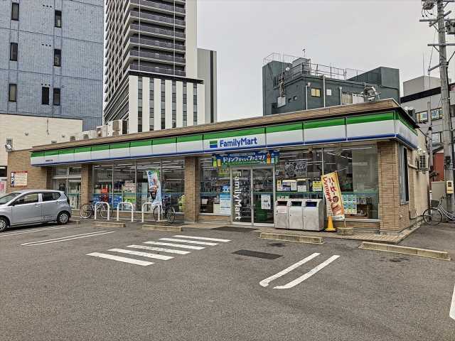 コンビニ　ファミリーマート（コンビニ）まで975m