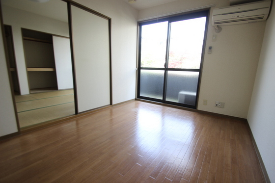 居室・リビング　※別部屋の写真です