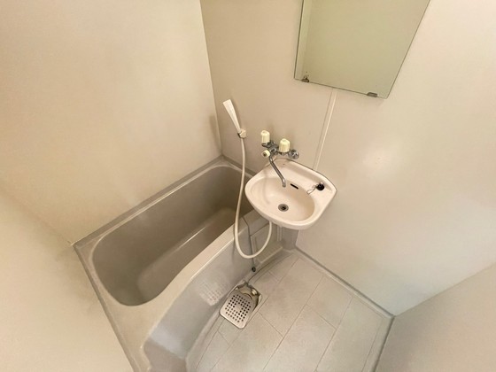 洗面設備　※別号室の写真です