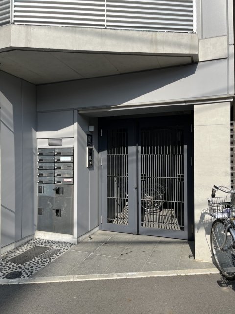 エントランス　落ち着いたエントランスです