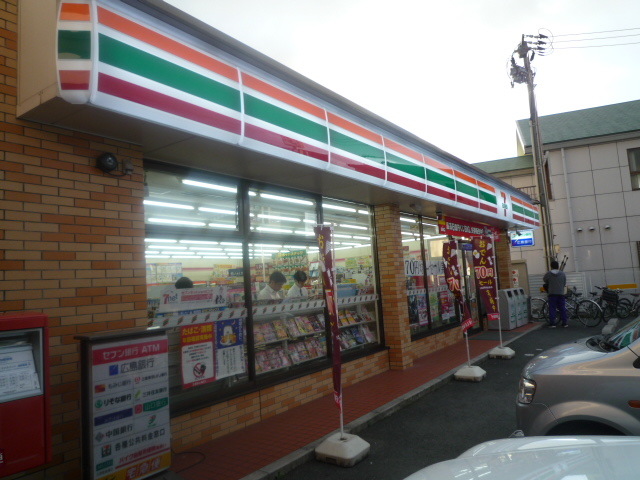 コンビニ　セブンイレブン広島牛田東店（コンビニ）まで559m