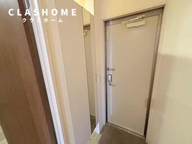 玄関　同物件の別部屋になります。