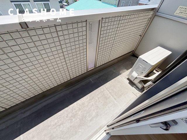 バルコニー　同物件の別部屋になります。