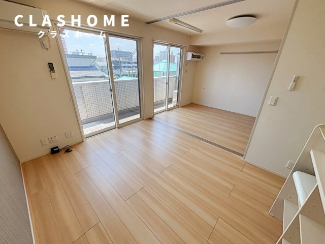 居室・リビング　同物件の別部屋になります。