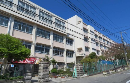 中学校　神戸市立白川台中学校（中学校）まで939m
