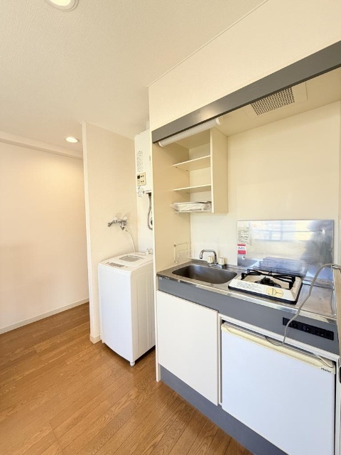 キッチン　同一物件、別部屋の写真です。