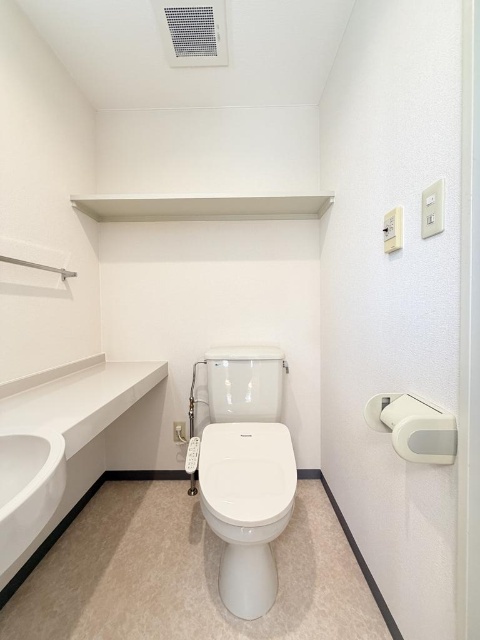 トイレ　同一物件、別部屋の写真です。