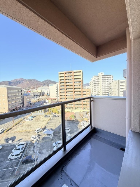 バルコニー　同一物件、別部屋の写真です。