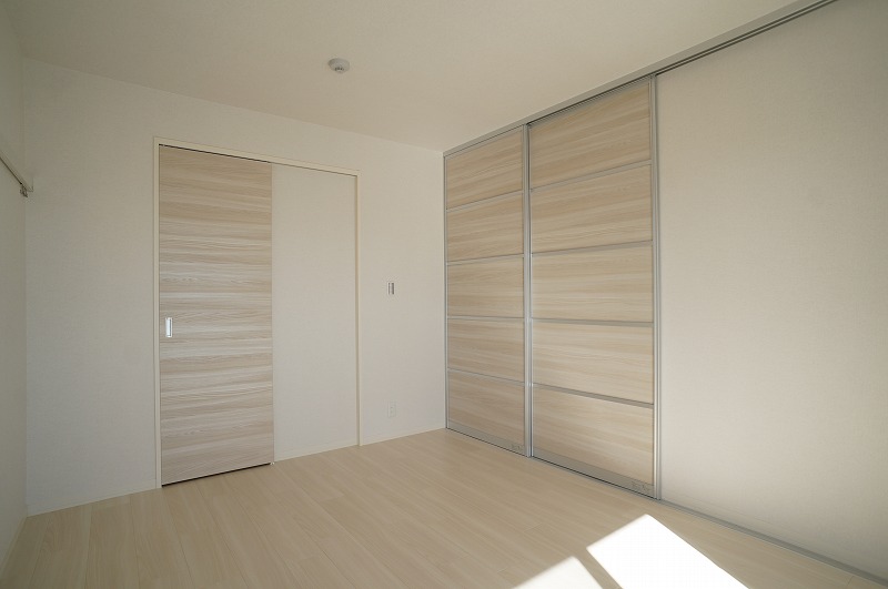 その他部屋・スペース　ウォークインクローゼットのある南西向き洋室7帖のお部屋です！