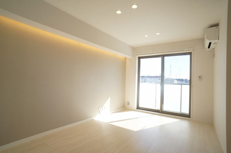 居室・リビング　バルコニーに繋がる南西向き陽当たりの良い11.8帖のリビング