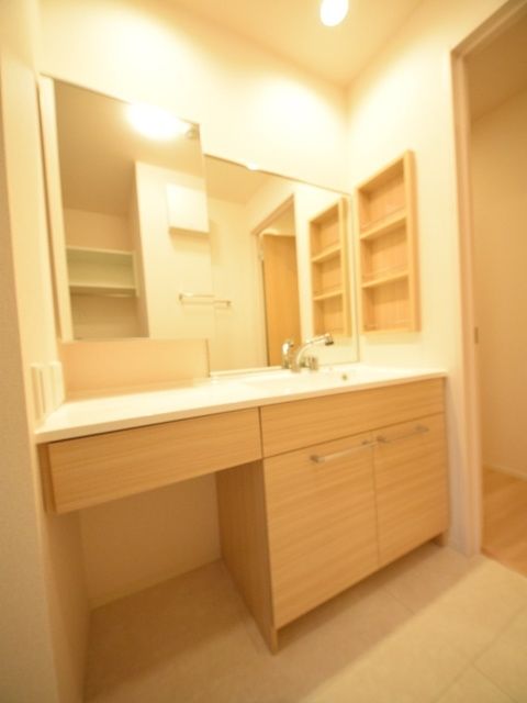 洗面設備　大きな鏡が嬉しいですね