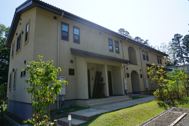 建物外観　緑に囲まれた外観です♪