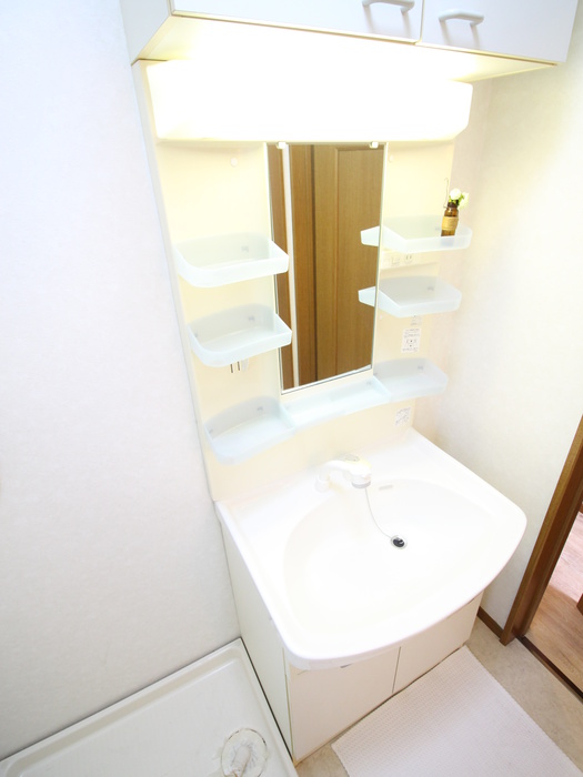 洗面設備　※同系タイプ、他号室の写真です