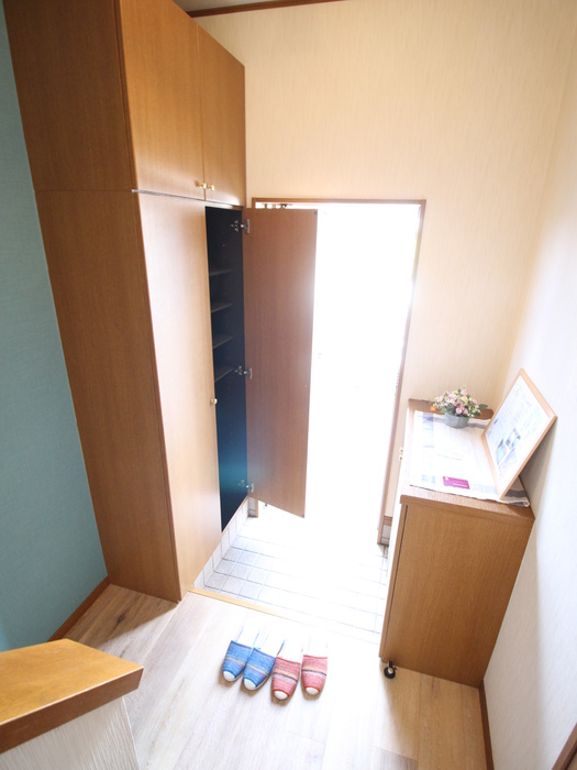 玄関　※同系タイプ、他号室の写真です