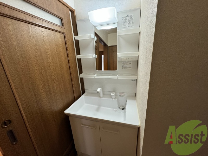 洗面設備　洗面所は独立しており、シャワー付きです。