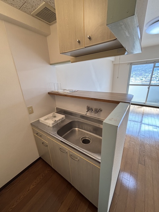 キッチン　※写真は同型タイプ、現況優先。