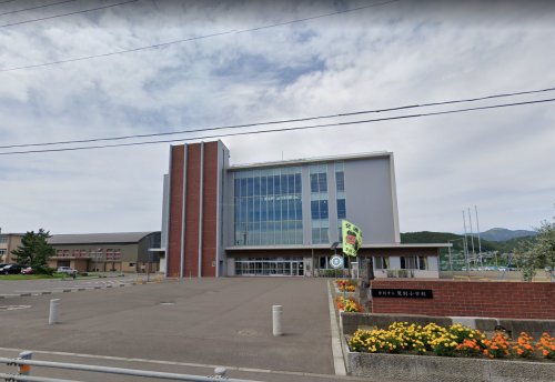 小学校　登別市立鷲別小学校（小学校）まで613m