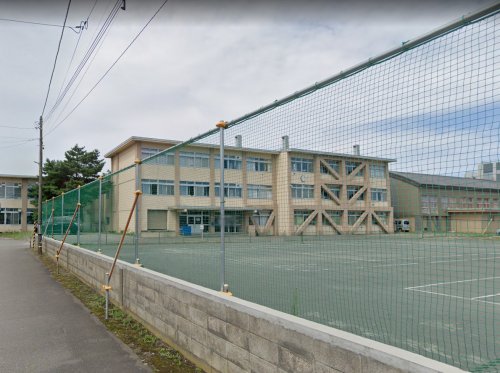 中学校　登別市立鷲別中学校（中学校）まで559m
