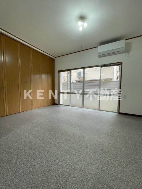 その他部屋・スペース　開放的な寝室です