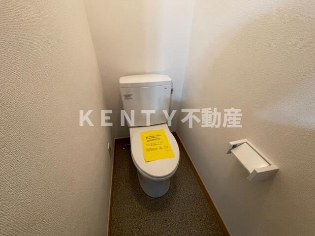 トイレ　落ち着いた色調のトイレです