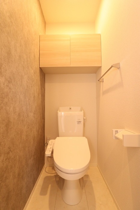 トイレ　トイレは便利な収納棚付き♪