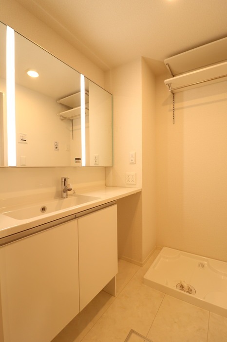 洗面設備　大きい鏡の洗面台は朝の支度に大活躍！