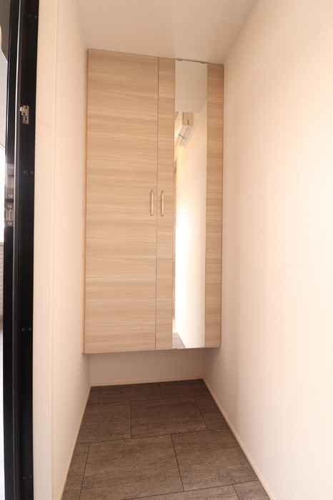 玄関　玄関のシューズボックスには便利な全身鏡付き！