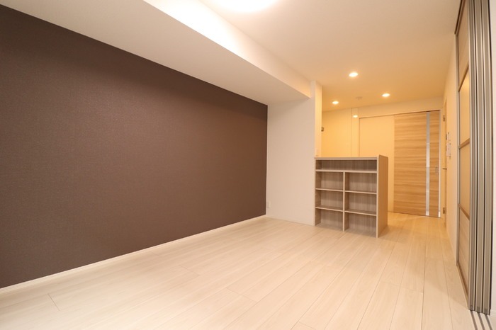 居室・リビング　１０．６帖のリビングはアクセントクロスでよりお洒落な空間に♪