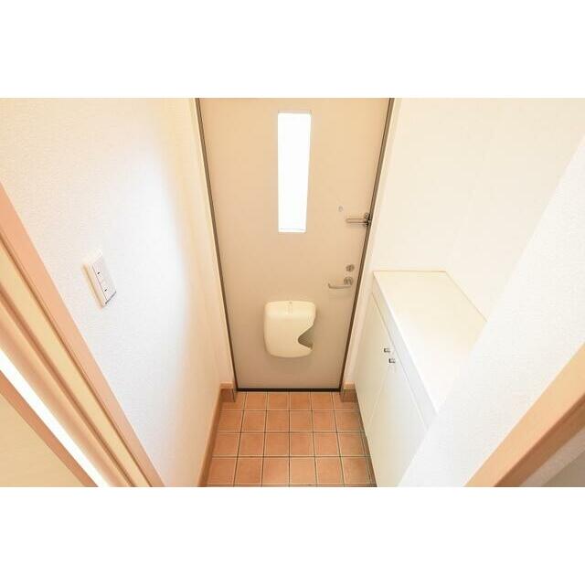 玄関　こちらの物件はMODE不動産なら割引対象の１部屋です。