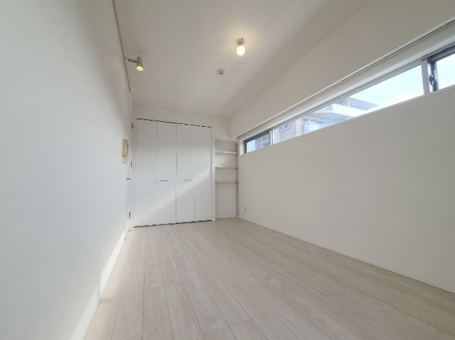 居室・リビング　日当たりのいいお部屋ですね。