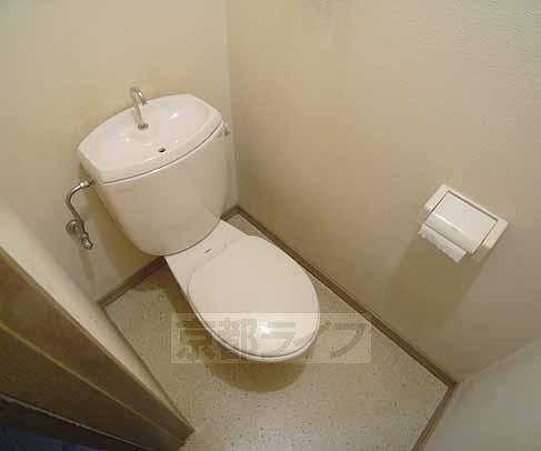 トイレ　玄関入ってすぐのトイレ。