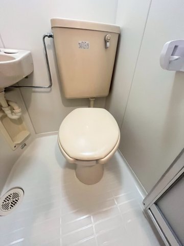 トイレ　別号室の写真です。ご参考までに