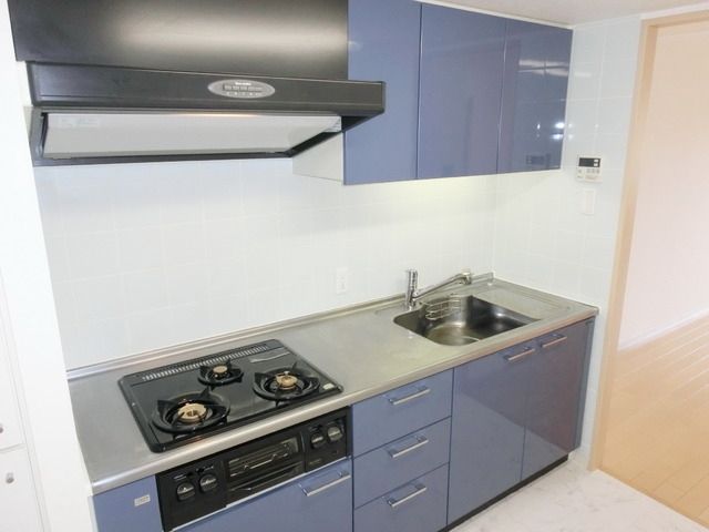 キッチン　★３口ガス・グリル付きのシステムキッチンで料理も楽しめます★