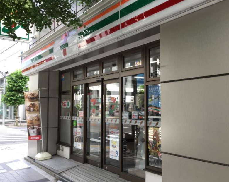 コンビニ　セブンイレブン中央区八丁堀4丁目店（コンビニ）まで110m