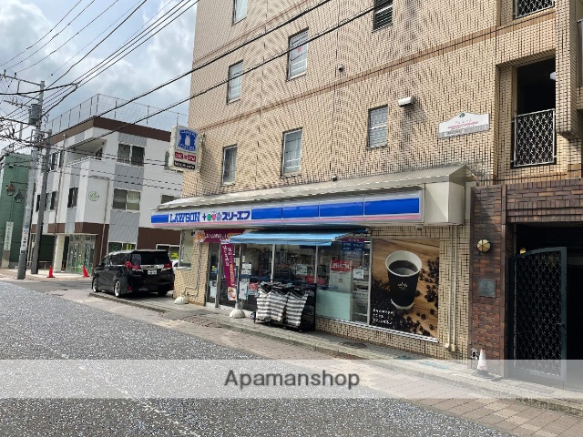 コンビニ　ローソン×スリーエフ（コンビニ）まで111m